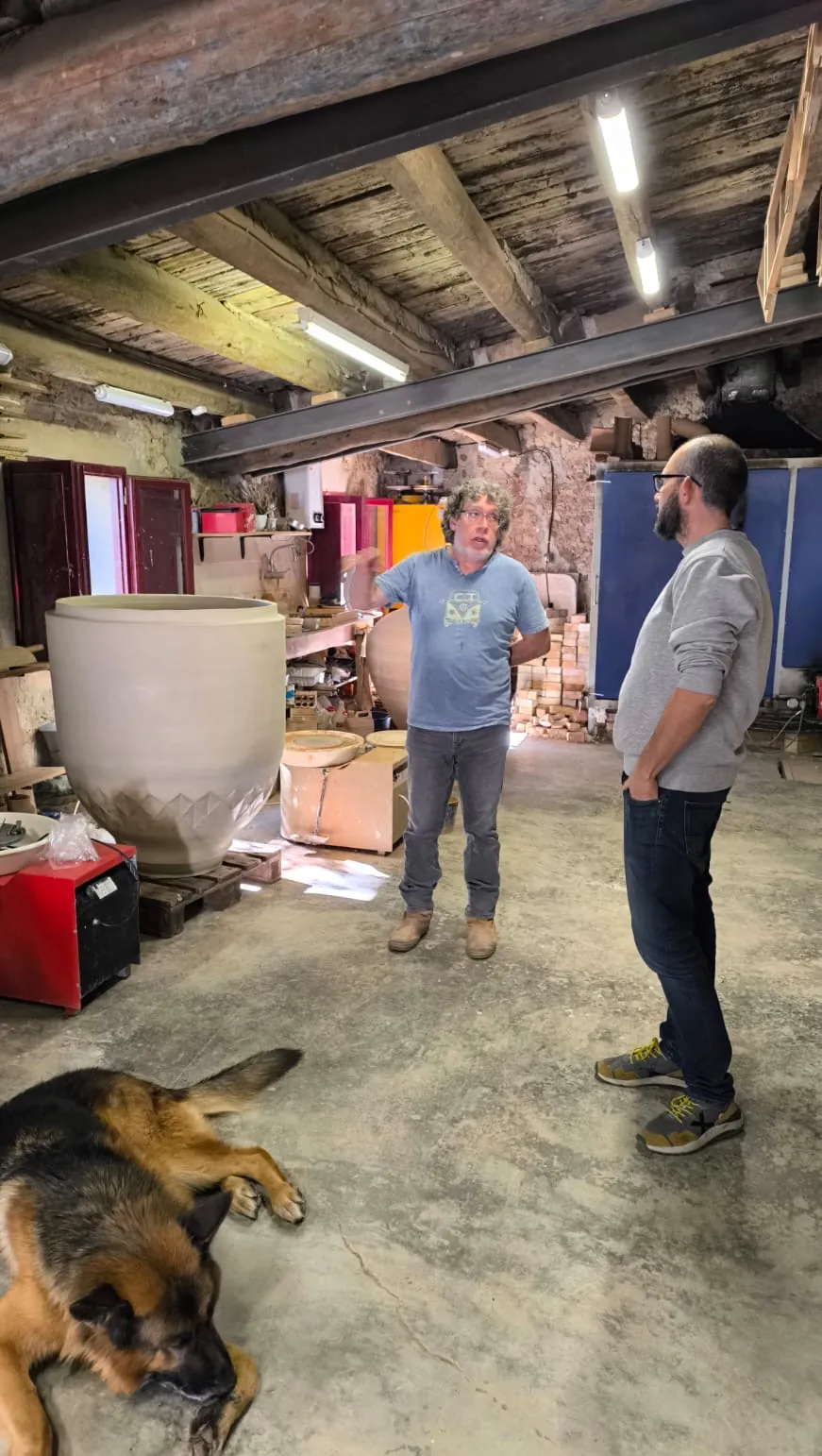 Large-format amphora in Carles Llarch's ceramics workshop, in Mata Vella (Font-Rubí)